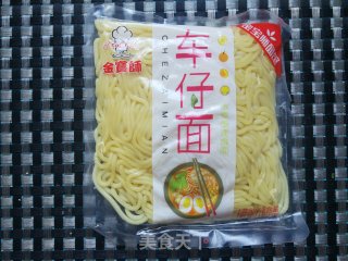 红菇鸡汤车仔面的做法步骤：3