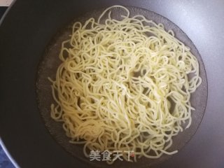红菇鸡汤车仔面的做法步骤：4
