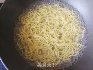 红菇鸡汤车仔面的做法步骤：5