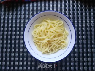 红菇鸡汤车仔面的做法步骤：6