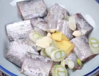 白菜粉丝烧带鱼的做法步骤：1