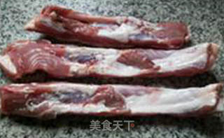 花菜甜玉米排骨汤的做法步骤：1