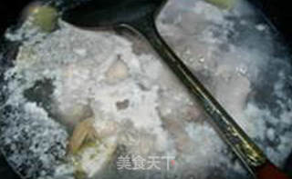 花菜甜玉米排骨汤的做法步骤：6