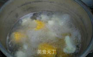 花菜甜玉米排骨汤的做法步骤：10