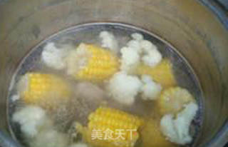 花菜甜玉米排骨汤的做法步骤：11