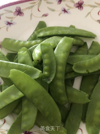 五花肉炒荷兰豆的做法步骤：1