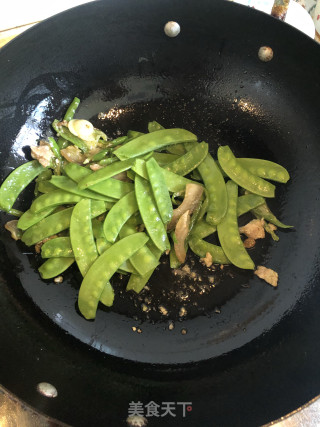 五花肉炒荷兰豆的做法步骤：2