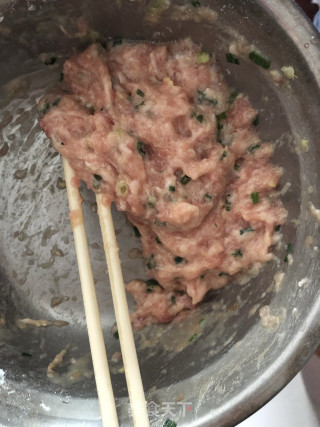金针菇肉丸子汤的做法步骤：1