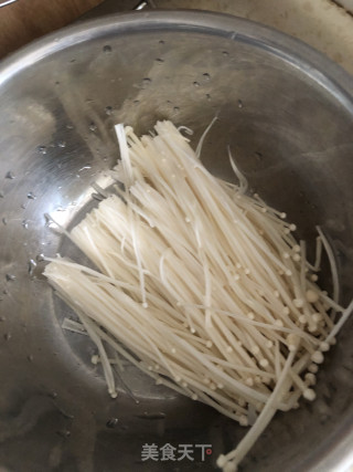 金针菇肉丸子汤的做法步骤：2