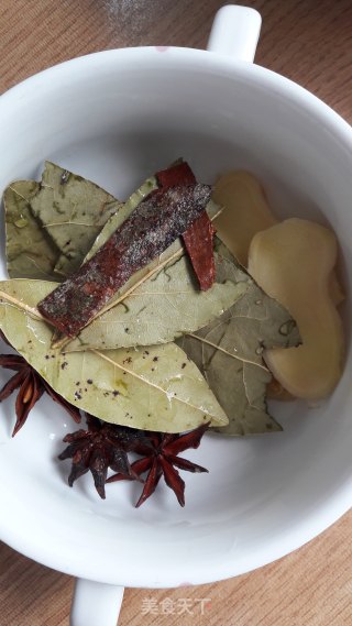 板栗烧肉的做法步骤：2