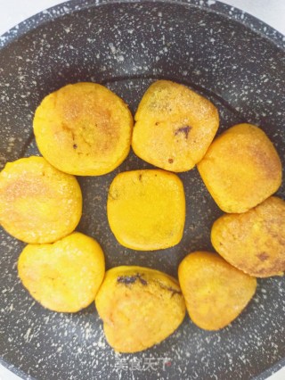 超好吃的南瓜紫米饼的做法步骤：7