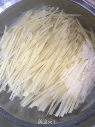 肉末韭菜炒土豆丝的做法步骤：2