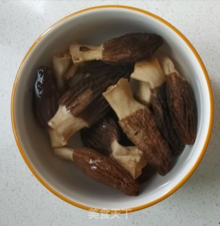 蒜香羊肚菌的做法步骤：2
