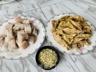 火麻仁干笋烧肉的做法步骤：1