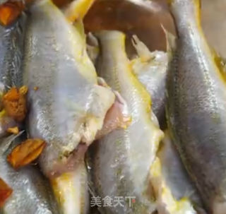炸黄花鱼的做法步骤：1
