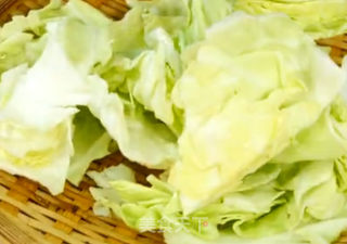 包菜炒肉片的做法步骤：1