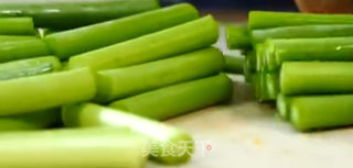 蒜薹烧鲅鱼的做法步骤：1