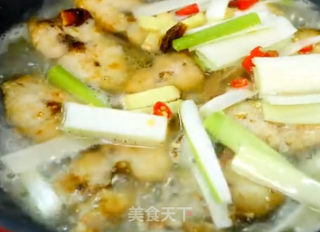 蒜薹烧鲅鱼的做法步骤：4