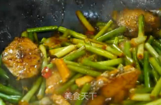 蒜薹烧鲅鱼的做法步骤：6