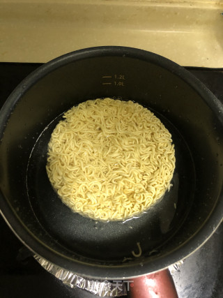 荷包蛋生菜拉面的做法步骤：1