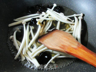榨蛋菌菇汤的做法步骤：3