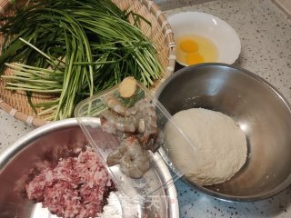 虾仁韭菜三鲜馅饺子的做法步骤：2