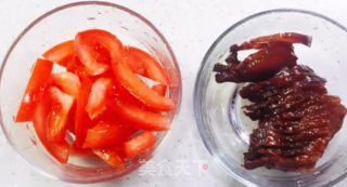 番茄炒腊肉的做法步骤：1