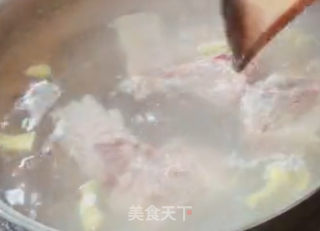 莲藕排骨火腿汤的做法步骤：3