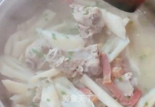 莲藕排骨火腿汤的做法步骤：6