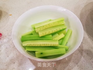 豆皮黄瓜卷的做法步骤：2