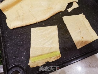 豆皮黄瓜卷的做法步骤：4