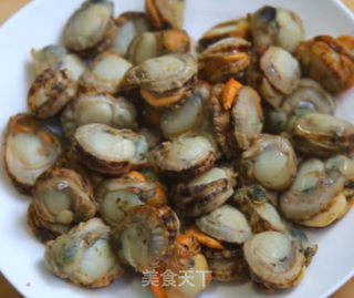 扇贝炒辣椒的做法步骤：1