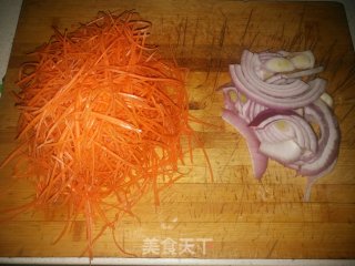 香甜胡萝卜丝炒洋葱的做法步骤：2