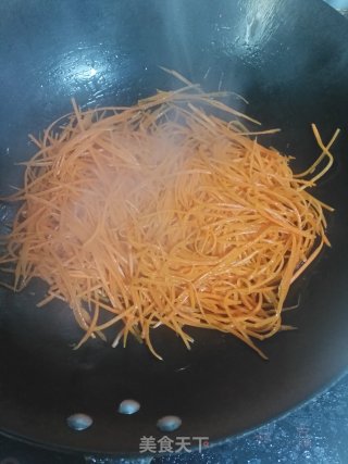 香甜胡萝卜丝炒洋葱的做法步骤：5