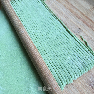 干拌酸蒜香菠菜面的做法步骤：7