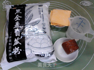 酱腿芝士黑全麦格子华夫饼的做法步骤：1