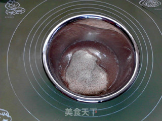 酱腿芝士黑全麦格子华夫饼的做法步骤：2