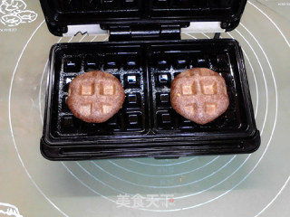 酱腿芝士黑全麦格子华夫饼的做法步骤：15