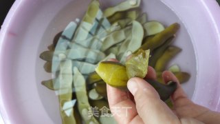 狗儿豆炒肉的做法步骤：1