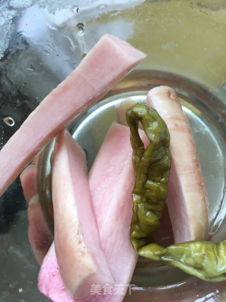 酸萝卜炖鸽子的做法步骤：2