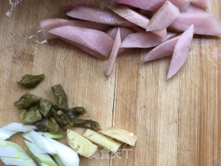 酸萝卜炖鸽子的做法步骤：3