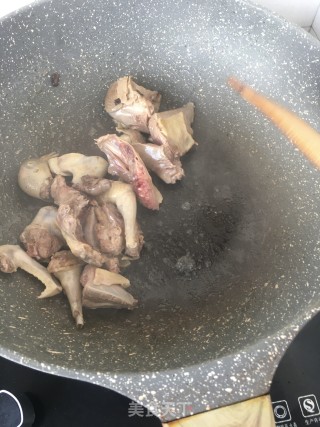 酸萝卜炖鸽子的做法步骤：10