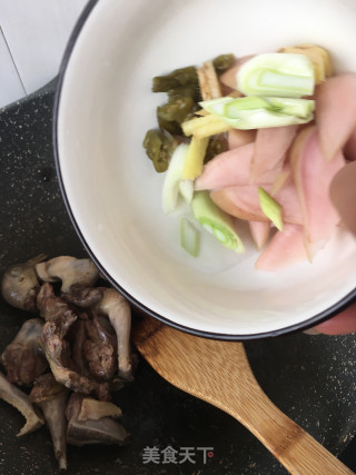 酸萝卜炖鸽子的做法步骤：11
