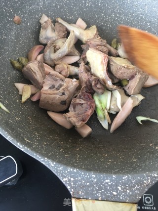 酸萝卜炖鸽子的做法步骤：12