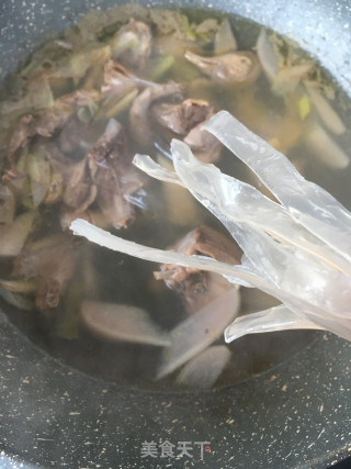 酸萝卜炖鸽子的做法步骤：16