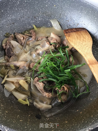 酸萝卜炖鸽子的做法步骤：18