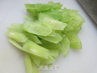 虾糕炒莴笋的做法步骤：2