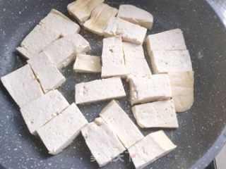 酸甜番茄煎豆腐的做法步骤：1