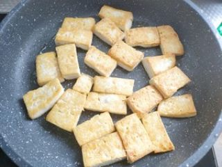 酸甜番茄煎豆腐的做法步骤：2