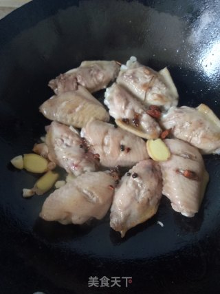 砂锅可乐鸡翅的做法步骤：3
